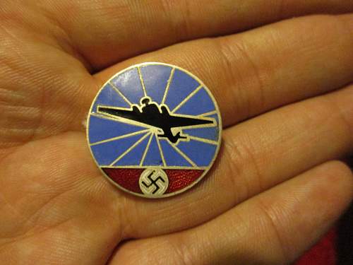 Reichs luftschutz enamel badge (issue number)