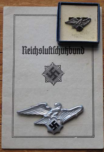 RLB Cap Badge and Boxed Lapel Pin