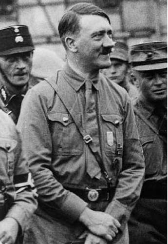 Need Help to identify tinnies and badges worn by Hitler 1932 - 34