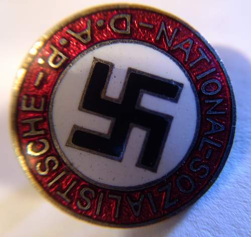 Unmarked 17mm party badge