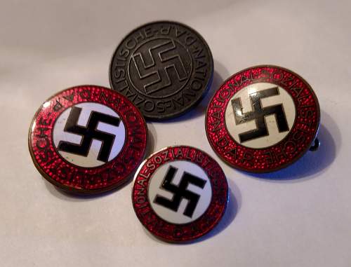 Unmarked 17mm party badge