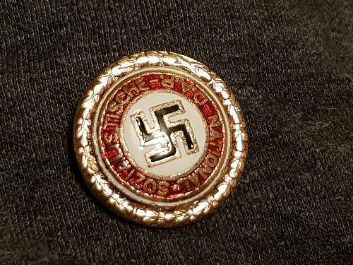 Floating swastika golden party badge?
