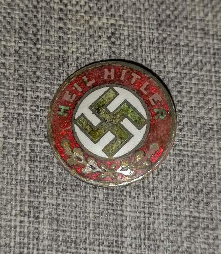 Propaganda badge HH 28 mm