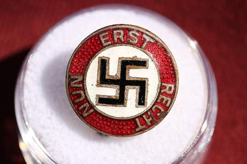 NUN ERST RECHT 'now more than ever' badge