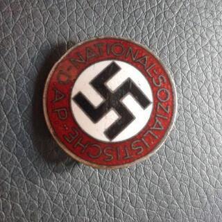 This badge is up for auction, should I bid on it? M1/62