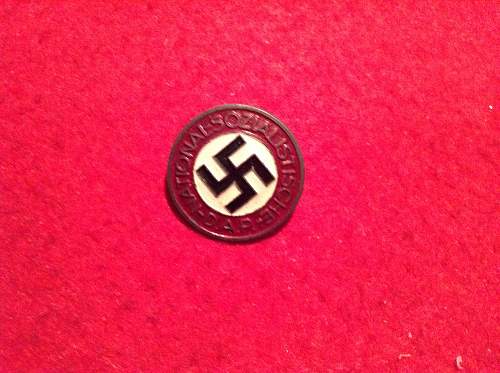 Nsdap badge M1/92, is it the original catch?