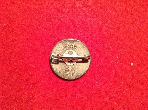 Nsdap badge M1/92, is it the original catch?