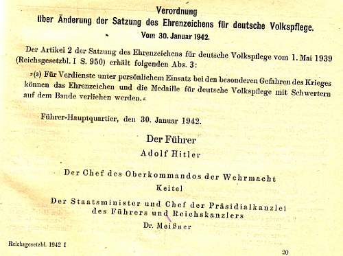 Medaille zum Ehrenzeichen für Deutsche Volkspflege mit Schwertern parade mount