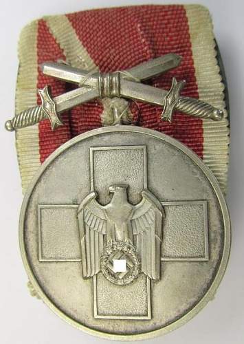 Medaille zum Ehrenzeichen für Deutsche Volkspflege mit Schwertern parade mount