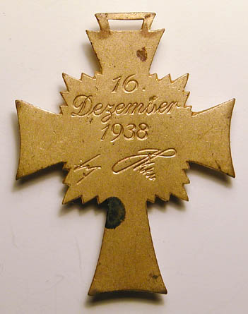 Rare Mutterkreuz clasp in bronze.
