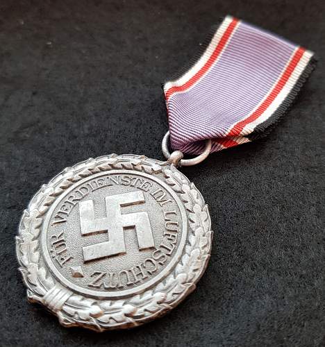 Is this Luftschutz-Ehrenzeichen 2. Stufe medal Authentic?