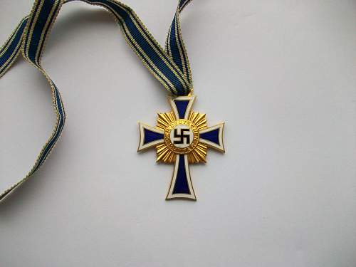 Ehrenkreuz der Deutschen Mutter gold  real or fake