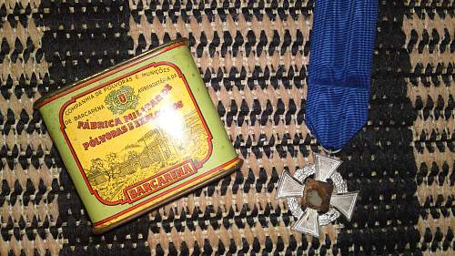 Denazified 25 year service medal (Treuedienst-Ehrenzeichen) &amp; gun powder tin