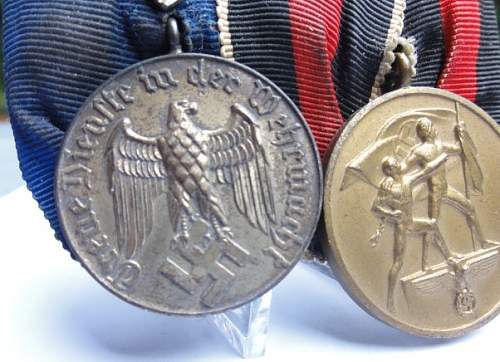 Dienstauszeichnung der Luftwaffe - 4 Jahre and Medaille zur Erinnerung an den 1. Oktober 1938 medalbar.