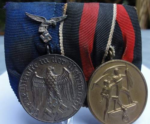 Dienstauszeichnung der Luftwaffe - 4 Jahre and Medaille zur Erinnerung an den 1. Oktober 1938 medalbar.