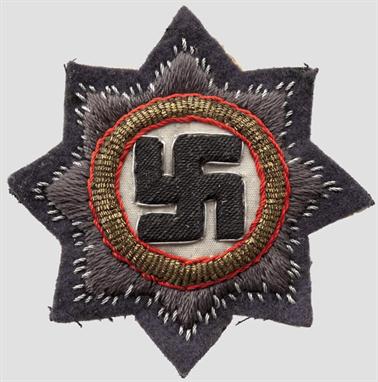 German Gold Cross in cloth / Deutsches Kreuz in Gold Stoffausführung mit gesticktem Kranz.