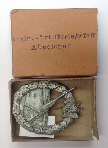 Kriegsabzeichen fur die Marine-Artillerie in box of issue.