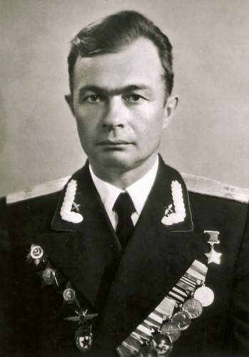 Large Certificate, Hero of the Soviet Union #7052 Guards Senior Lieutenant Viktor Aleksandrovich Medvedev