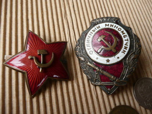 Excellent Mortarman badge and red star cap badge