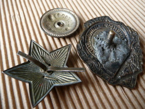 Excellent Mortarman badge and red star cap badge