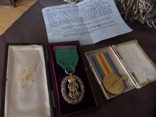 Help needed with British ww1 medals