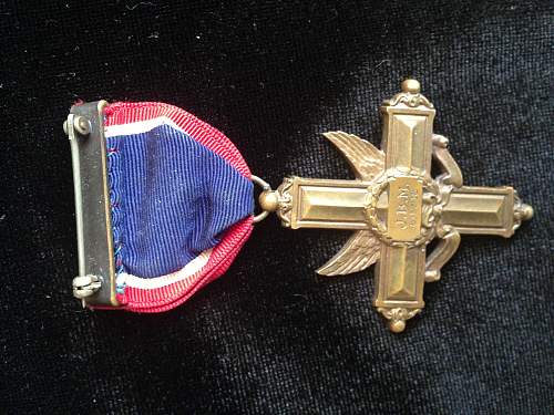 I found a WWI Distinguished Service Cross Medal Of Valor !!