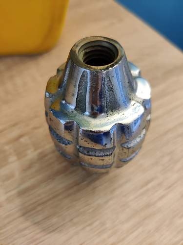 What is this grenade and what fuse should be on it??