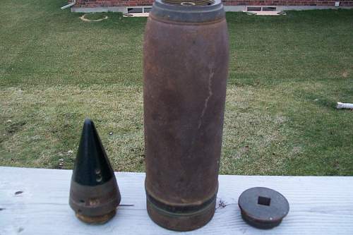 Possible 1 8 pounder and 221 B fuze.