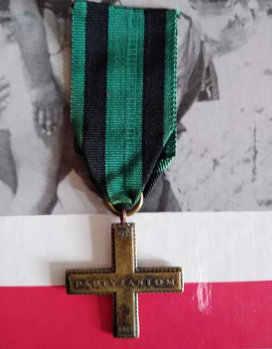 Krzy&#380; Partyzancki (partisan cross), real or not?