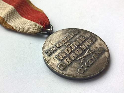 Medal Za udzia&#322; w wojnie obronnej 1939 (Medal for the War of 1939) with document &amp; miniature