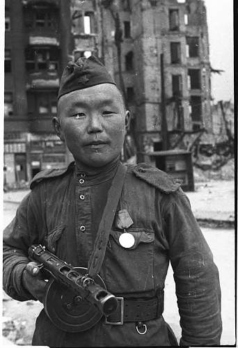 Any photos of a Soviet soldier wearing a medal during combat?