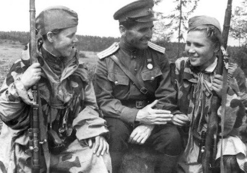 Any photos of a Soviet soldier wearing a medal during combat?