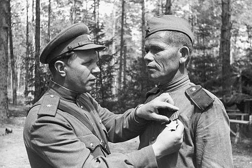 Any photos of a Soviet soldier wearing a medal during combat?