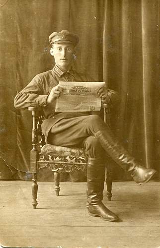 Machine gunner reading newspaper (photos from my collection).