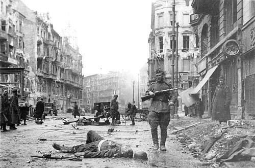 Dead German soldier in Berlin (photo)