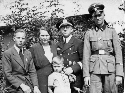 Is this Waffen SS family photo original or a post war copy?