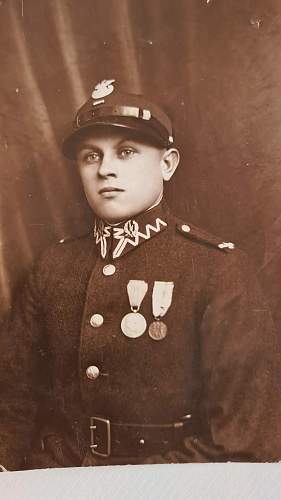Need help to identify this Polish Soldiers uniform from family photos