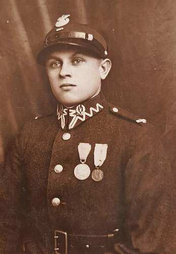 Need help to identify this Polish Soldiers uniform from family photos