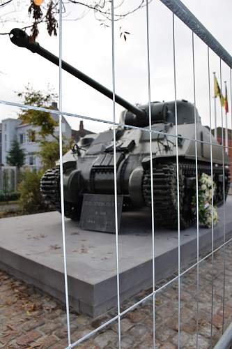 Remembrance-shermantank for Polish liberation replaced at Tielt!