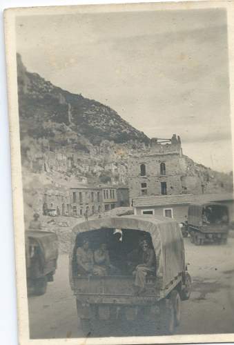 Need your help for identify soldier on photo (inside truck)