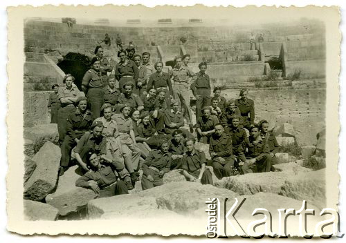 Anyone have pictures of Polish soldiers touring Pompeii  1944?