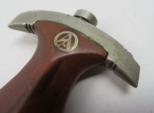 question on early SA dagger by E. Pack