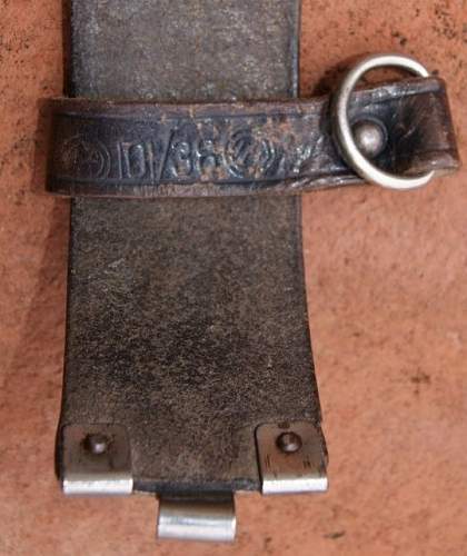 Fake SS leather markings ( belt &amp; cross straps D rings etc)