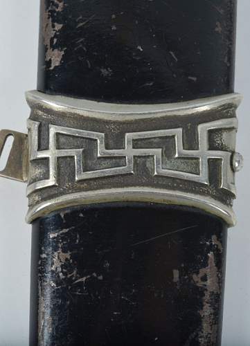 help identifying this dagger chain