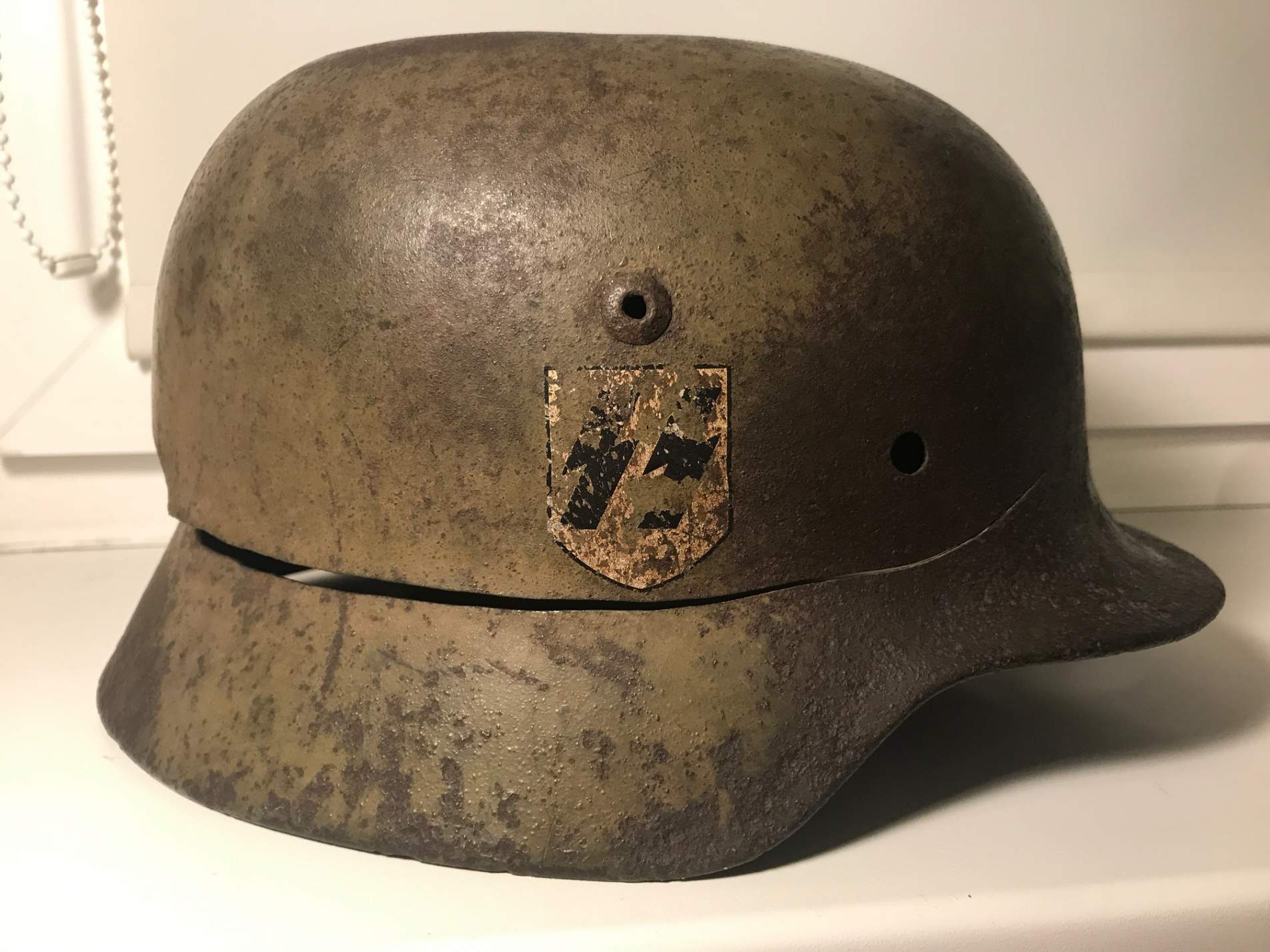Сс 35. German m35 SS Helmet. German m35 SS Helmet Вольфенштейн. Каска СС Викинг. M35 каска.