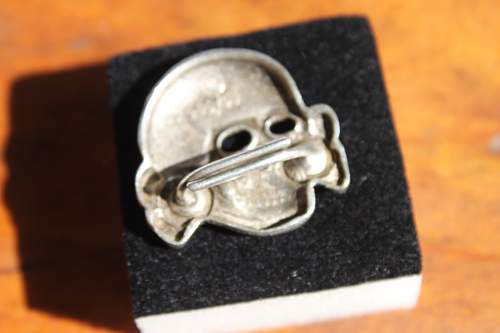 Skull pin - fake?