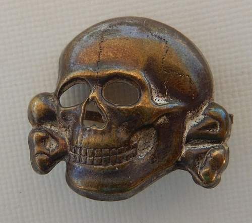 Unmarked deschler type skull.