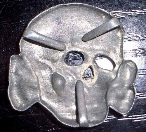 Controversial SS cap skull: 3 edge prong design