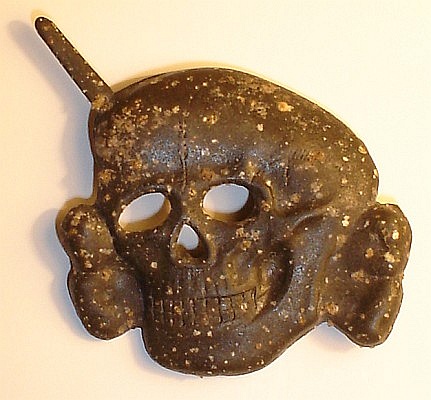 Controversial SS cap skull: 3 edge prong design