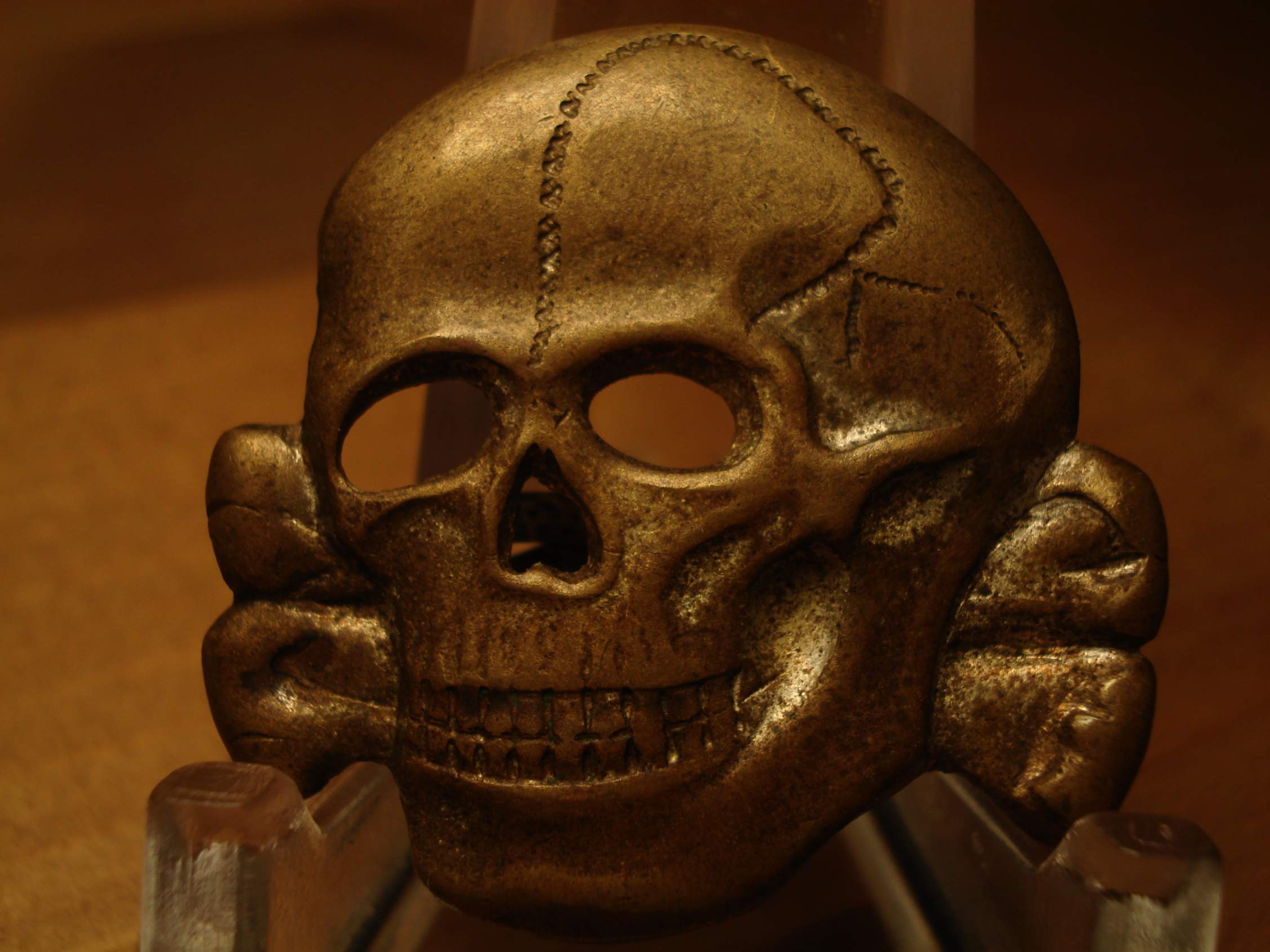 Totenkopf Skull Schrauben Kennzeichen Metall Chrom Rot Augen